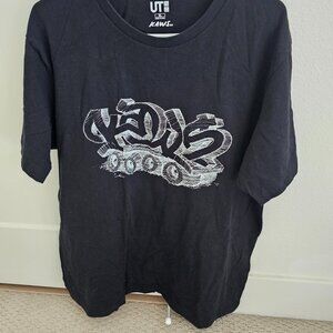 Men UT Kaws Uniqlo White Kaws Wordmark Black Cotton T-Shirt XL